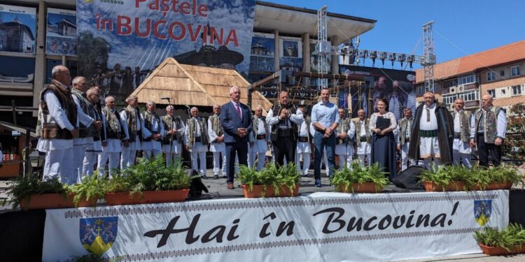 Peste 1.500 de spectatori, în centrul Sucevei, la spectacolul organizat în cadrul Programului Consiliului Județean ”Paștele în Bucovina”. Gheorghe Flutur: ”Bucovina devine pe zi ce trece un tezaur al României, un tezaur al autenticului, al lucrului curat” (Foto)