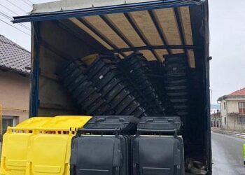12.000 de pubele distribuite gratuit, pentru strîngerea deșeurilor de la casele din municipiul Suceava. Distribuirea acestora începe pe 22 mai. Pubelele primite de suceveni în perioada 2018-2019 rămîn în proprietatea acestora