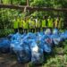 De 1 Mai, Andrei Bacoș și alți nouă tineri au strîns 50 de saci cu deșeuri din Pădurea Zamca. Pe lîngă recipiente din plastic au fost culese și multe haine uzate (Foto)