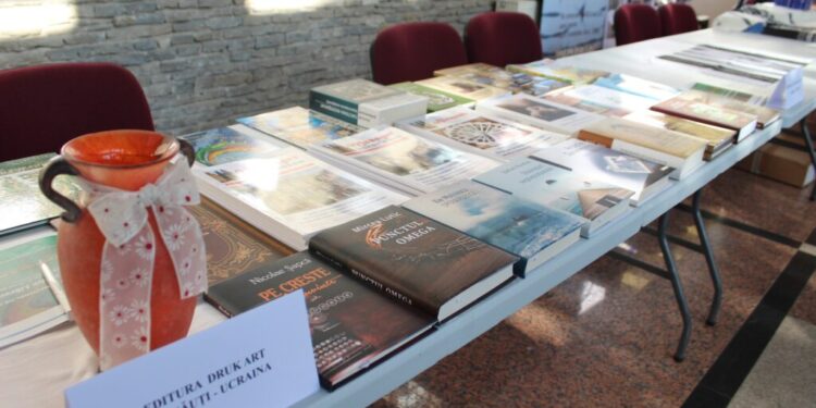 70 de diplome de participare, 52 de diplome speciale, 40 de diplome jubiliare și 40 de diplome de voluntariat, oferite în cadrul Salonului de Carte ”Alma Mater Librorum”. Cea mai vîndută carte a fost ”O istorie a literaturii române”, de Dan Ungureanu