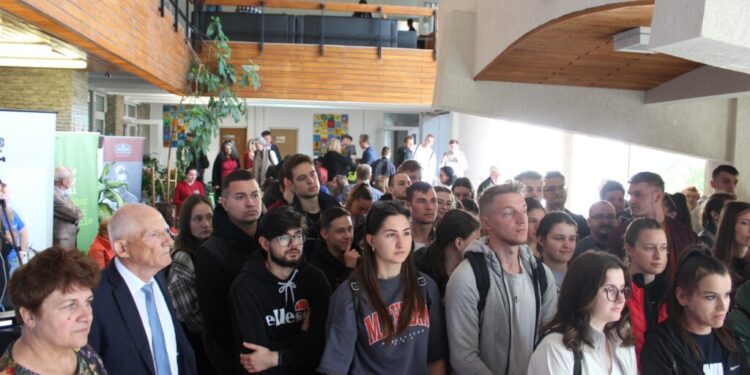 Peste 1.000 de vizitatori la Salonul de Carte de la universitatea suceveană și numeroase cărți vîndute. Editurile au mulțumit organizatorilor