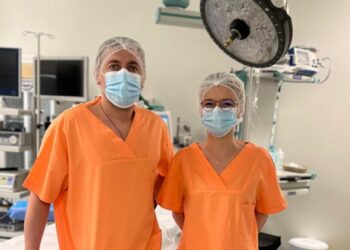 Intervenție dificilă a medicilor de la Spitalul Clinic Județean Suceava. O echipă multidisciplinară a rezolvat cu succes cazul unui bărbat care avea o plagă tăiată la nivel inghinal