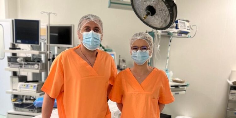 Intervenție dificilă a medicilor de la Spitalul Clinic Județean Suceava. O echipă multidisciplinară a rezolvat cu succes cazul unui bărbat care avea o plagă tăiată la nivel inghinal