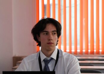 Ștefan Hău, elev olimpic din Cîmpulung Moldovenesc, a fost acceptat la un liceu internațional din Armenia, vrea să facă o facultate în străinătate și intenționează să revină în România după terminarea studiilor. Ștefan are nevoie de un sprijin financiar de 5.000 de euro