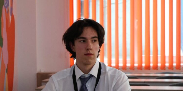 Ștefan Hău, elev olimpic din Cîmpulung Moldovenesc, a fost acceptat la un liceu internațional din Armenia, vrea să facă o facultate în străinătate și intenționează să revină în România după terminarea studiilor. Ștefan are nevoie de un sprijin financiar de 5.000 de euro