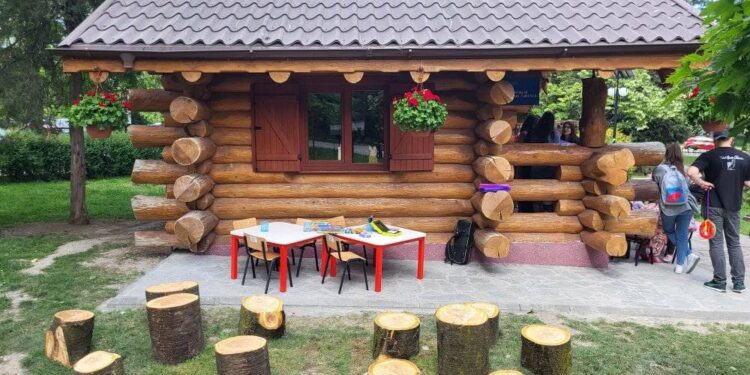 Casa din lemn din Parcul Universității, un punct de informare turistică nefolosit, va fi deschisă pentru copiii Sucevei, începînd cu 1 iunie