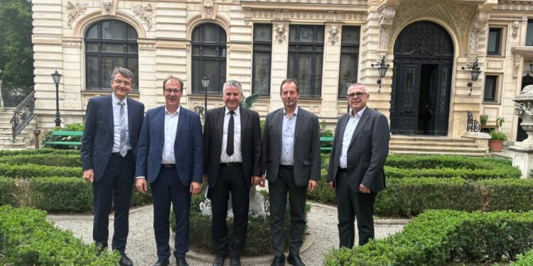 Negocierile cu investitorii străini, tot mai avansate la Siret. Primarul Adrian Popoiu: Am ajuns să discutăm deja de schema de ajutor de stat de la Ministerul de Finanțe. E o fabrică serioasă, care vinde piese de schimb firmelor foarte mari constructoare de mașini