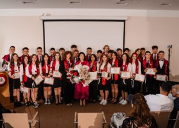 Gala Absolvenților pentru elevii de gimnaziu de la Colegiul ”Eudoxiu Hurmuzachi” Rădăuți, cu premii, flori, discursuri și proiecția filmului generației (Foto)
