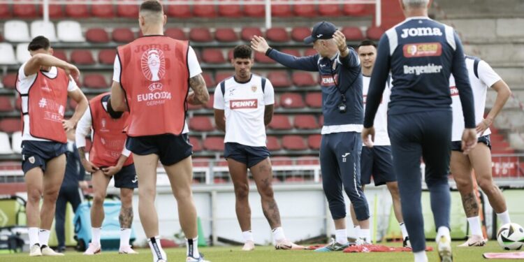 România debutează, astăzi, cu Ucraina, la Campionatul European de fotbal. Antrenorul echipei CSM Bucovina Rădăuți, Ovidiu Murariu, crede că Hagi, Coman, Man și Mihăilă ar putea face o figură frumoasă