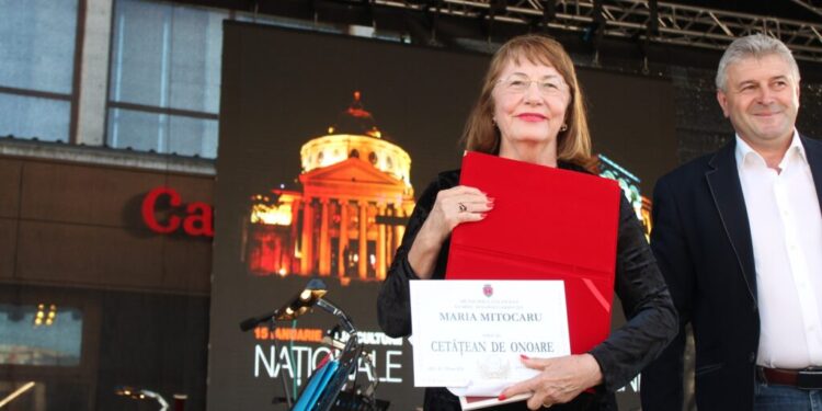 Farmacista Maria Mitocaru, o doamnă care susține financiar mai multe proiecte cultural-filantropice ale municipalității, cetățean de onoare al Fălticenilor