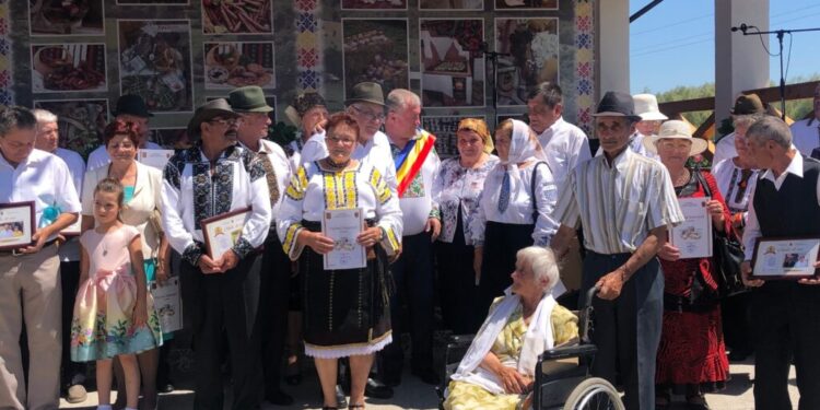 Diplome pentru cetățeni de onoare și cupluri de aur, dar și meșteri populari,  recitaluri de muzică populară și un tîrg de produse tradiționale, la Cornu Luncii. Primarul Gheorghe Fron: Avem turta cu julfă, care este tortul moștenit de la daci (Foto)