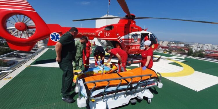 O doctoriță de la Serviciul de Ambulanță Suceava, care se afla la un curs la Tîrgu Mureș și care a suferit un accident vascular cerebral, a fost adusă cu elicopterul la spitalul Suceava, unde a fost operată de o echipă formată din trei medici