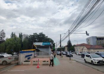 Nu mai este coadă de mașini la hamburgerie, în schimb este la farmacie