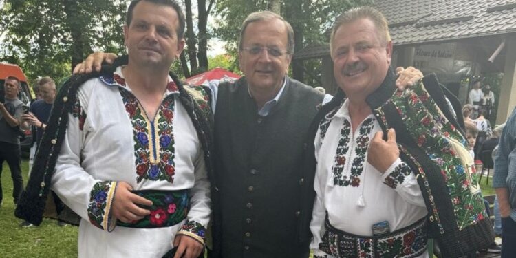 Gheorghe Flutur, la ”Sărbătoarea salcîmului”:  Astăzi am fost cu arborenii mei cu care am copilărit și feciorit la Sărbătoarea populară din centrul satului Arbore, împreună cu candidatul meu la Primăria Arbore, cu liberalul Buliga Toader Cristinel
