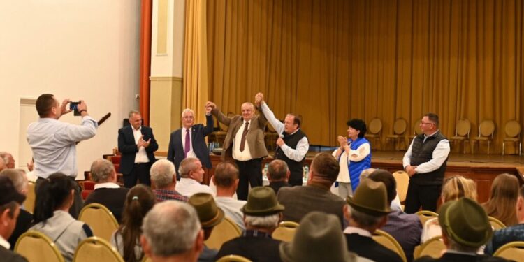 Gheorghe Flutur, în comuna natală, Botoșana: Ioan Ghiaţă este un primar harnic, un om simplu, care îmbracă și costumul de primar, merge la București pentru fonduri europene, dar care, foarte des, îl găsești în cizme de cauciuc
