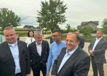 Nicolae Ciucă, Gheorghe Flutur și Valeriu Iftimie, discuții la Vîrfu Cîmpului despre finalizarea lucrărilor de la barajul de pe Siret, terminate în proporție de 90%