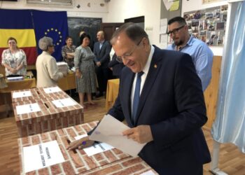 Gheorghe Flutur, la urne, alături de soție, Ana Ilca Mureșan, și de Irina Vasilciuc, Daniel Cadariu, Ioan Balan, Bogdan Gheorghiu, Ion Lungu și Lucian Harșovschi (Foto)