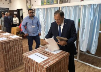 Gheorghe Flutur, la urne, alături de soție, Ana Ilca Mureșan, și de Irina Vasilciuc, Daniel Cadariu, Ioan Balan, Bogdan Gheorghiu, Ion Lungu și Lucian Harșovschi (Foto)