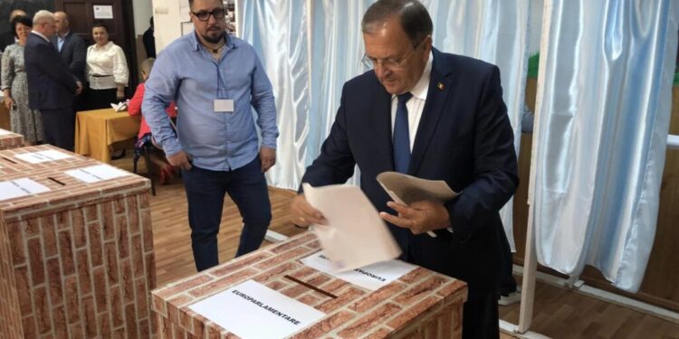 Gheorghe Flutur, la urne, alături de soție, Ana Ilca Mureșan, și de Irina Vasilciuc, Daniel Cadariu, Ioan Balan, Bogdan Gheorghiu, Ion Lungu și Lucian Harșovschi (Foto)