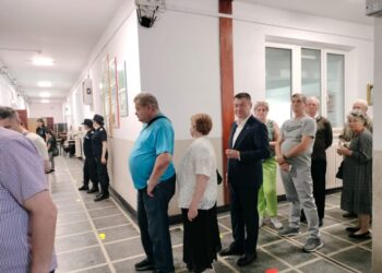 Deputatul Bogdan Gheorghiu, fost ministru al Culturii, la coadă pentru a putea vota. Acesta a votat la colegiul pe care l-a absolvit: ”Petru Rareș”
