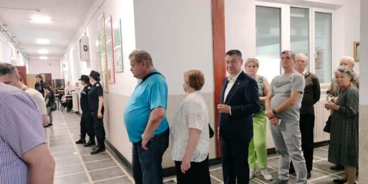 Deputatul Bogdan Gheorghiu, fost ministru al Culturii, la coadă pentru a putea vota. Acesta a votat la colegiul pe care l-a absolvit: ”Petru Rareș”