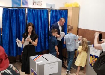 Lucian Harșovschi, la vot, la ”Samuil Isopescul”, alături de soție și de cei trei copii ai cuplului  (Foto)