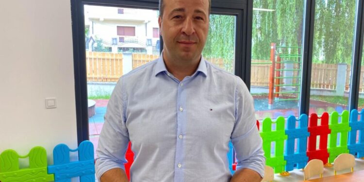 Pentru grădinița de la Școala 1 Suceava există, deja, autorizație de construire. Pentru Grădiniță cu Program Prelungit din Obcini sînt în curs de obținere avizele de la ISU și de la Poliție. Grădinița din Ițcani va avea patru săli de grupă