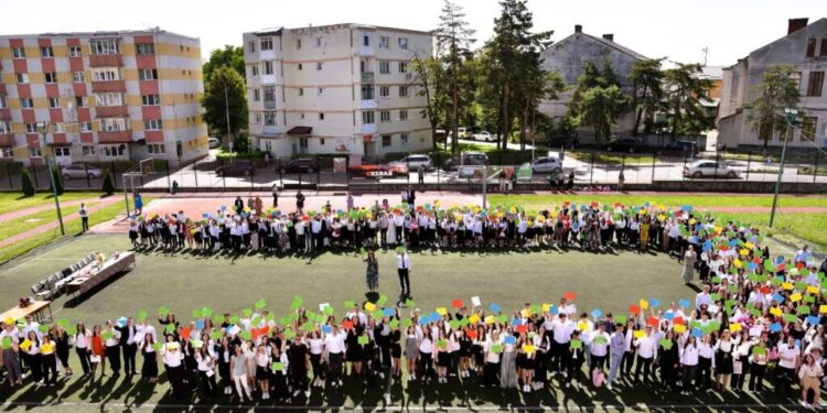 Diplome și premii, pentru cei mai merituoși elevi de la Colegiul ”Eudoxiu Hurmuzachi” Rădăuți. Cei șase elevi care au obținut premii la olimpiadele naționale au primit cîte o bijuterie personalizată