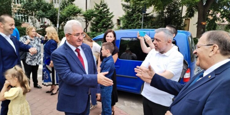 Gheorghe Flutur, susținut de liberali pentru a rămîne în fruntea Organizației Județene Suceava. Primarul PNL al Sucevei, Ion Lungu, criticat de mai mulți liberali pentru că ar fi trădat partidul și pentru declarațiile făcute, astăzi, în care a pus vina pierderii alegerilor în cîrca lui Lucian Harșovschi