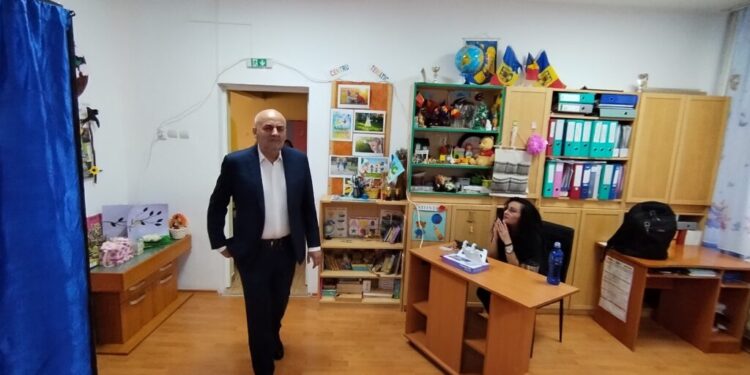 Vasile Rîmbu, la urne, la Grădinița ”ABC”, alături de soție (Foto)