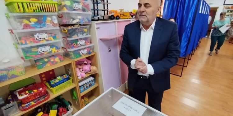 Vasile Rîmbu, la urne, la Grădinița ”ABC”, alături de soție (Foto)
