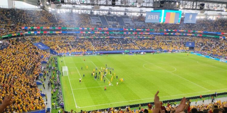 Roooo-mânia e, Rooo-mânia e, România e, e, e,e! Hai, România, oriunde te-ai afla!