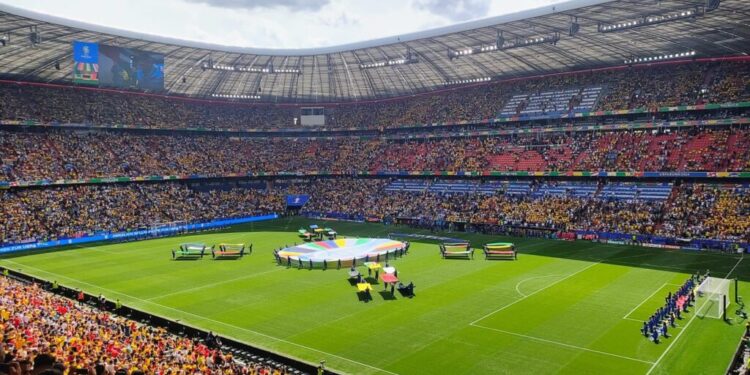 Ecran uriaș în centrul Sucevei, pentru vizionarea meciului de fotbal România – Belgia