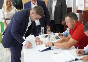 Gheorghe Șoldan și soția sa au votat la Cajvana, localitatea natală a candidatului PSD pentru președinția Consiliului Județean (Foto)