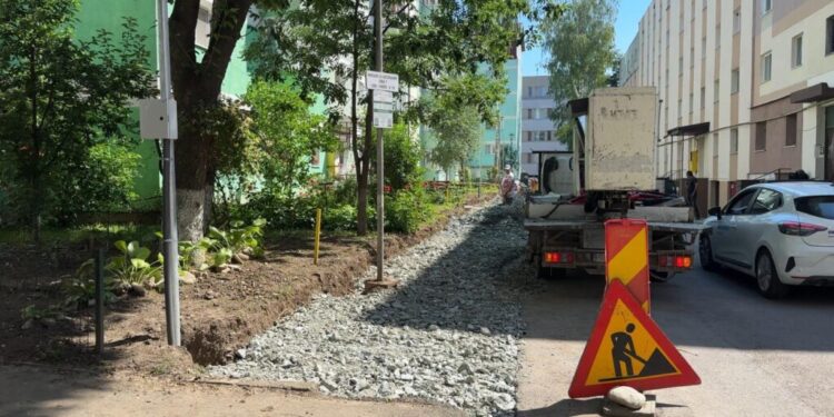 Continuă lucrările de asfaltare în municipiul Suceava, inclusiv pe străzile de pămînt. Nu prea este forță de muncă. Primarul Lungu: Dacă acum 15 ani lucrau cîte 12-14 formații, acum lucrează doar două – patru formații