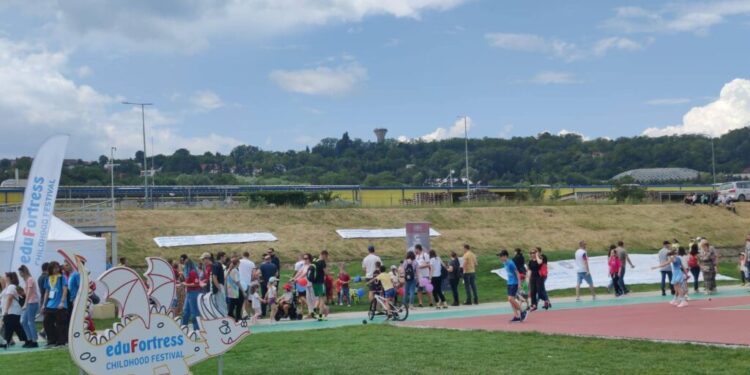10.000 de copii s-au bucurat de activitățile EduFortress pe 1 și 2 iunie, la zona de agrement de pe malul rîului Suceava! Manuela David: Este exact ceea ce mi-am imaginat că e nevoie pentru copii. Sincer, ca un festival american (Foto)