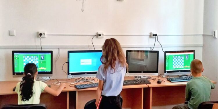Copii și tineri din sistemul de protecție socială din județul Suceava, într-un proiect de securitate cibernetică. Au primit echipamente IT și au participat la cursuri de dezvoltare a abilităților digitale