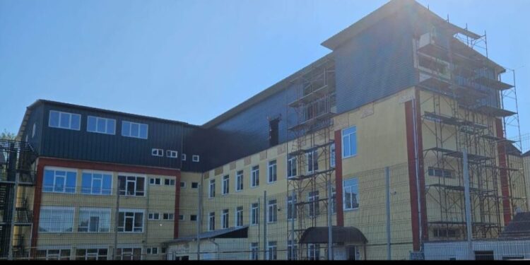 Lucrările de mansardare a Școlii 8 din Suceava vor fi terminate pînă pe 30 septembrie (Foto)