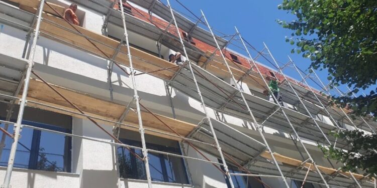 Cel mai probabil, pînă la debutul anului școlar vor fi gata lucrările de reabilitare termică de la școlile 3 și 9 din Suceava (Foto)