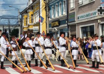 ”Întîlnirile bucovinene” de la Cîmpulung Moldovenesc au debutat cu parada costumelor populare, cu trăsuri cu oameni îmbrăcați în costume populare, cu cîini ciobănești și cu buciumași