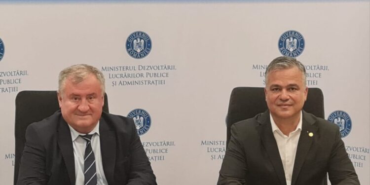 Primarul de la Cornu Luncii a semnat cu ministrul Dezvoltării un contract pentru sisteme de canalizare și stații de epurare