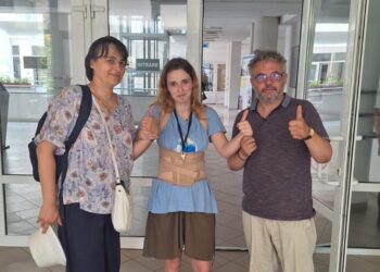 Profesorul Daniel Hrenciuc, dezamăgit de modul cum au tratat-o pe Elisabeta Manoliu atît Universitatea ”Ștefan cel Mare”, cît și Spitalul Clinic Județean Suceava. Tînăra a terminat Colegiul ”Nicu Gane” și a luat Bacalaureatul cu o medie de peste 9. Elisa este orfană și recent a suferit un grav accident de circulație