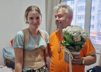 Singură, cu o situație materială precară și victimă a unui accident de circulație, Elisabeta Manoliu, de la Colegiul ”Nicu Gane” Fălticeni, a dat Bacalaureatul acasă și l-a luat cu o medie mai mare de 9. Din cauza leziunilor la coloană suferite, visul tinerei de a merge la Academia de Poliție s-a spulberat și s-a orientat către Medicină