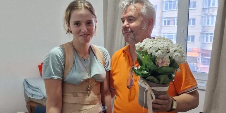 Singură, cu o situație materială precară și victimă a unui accident de circulație, Elisabeta Manoliu, de la Colegiul ”Nicu Gane” Fălticeni, a dat Bacalaureatul acasă și l-a luat cu o medie mai mare de 9. Din cauza leziunilor la coloană suferite, visul tinerei de a merge la Academia de Poliție s-a spulberat și s-a orientat către Medicină
