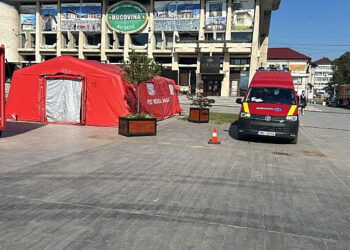 200 de persoane cu vîrste între 8 și 90 de ani, la centrul de prim ajutor organizat de pompieri în centrul Sucevei, în zilele de caniculă