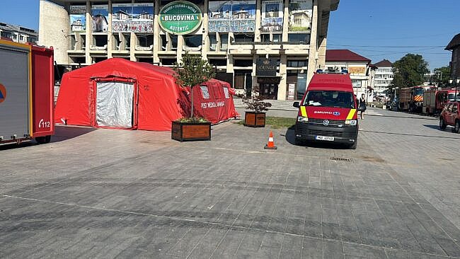200 de persoane cu vîrste între 8 și 90 de ani, la centrul de prim ajutor organizat de pompieri în centrul Sucevei, în zilele de caniculă
