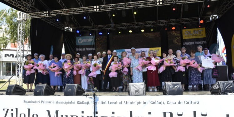 Diplome, buchete de flori și premii în bani, pentru 20 de familii din Rădăuți care au împlinit 50 de ani de căsătorie (Foto)