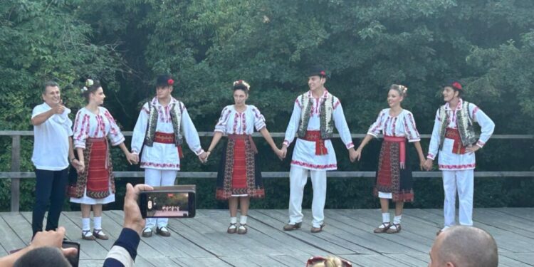 Nea Marin, prezență surpriză la Muzeul Satului Bucovinean. Acesta ar putea fi invitatul special al ediției de anul viitor a evenimentului ”Lume, lume, hai la tîrg!” (Foto)