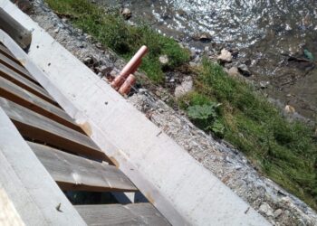 Pensiune din Cîrlibaba, închisă pentru că deversa ape uzate în rîul Bistrița. Totodată, comisarii de mediu au dat o amendă de 60.000 de lei