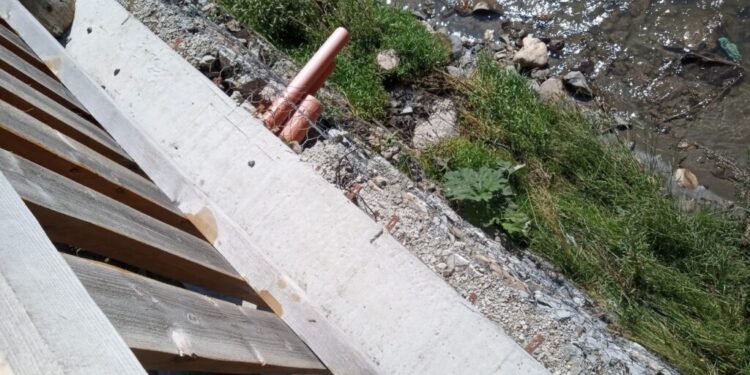 Pensiune din Cîrlibaba, închisă pentru că deversa ape uzate în rîul Bistrița. Totodată, comisarii de mediu au dat o amendă de 60.000 de lei